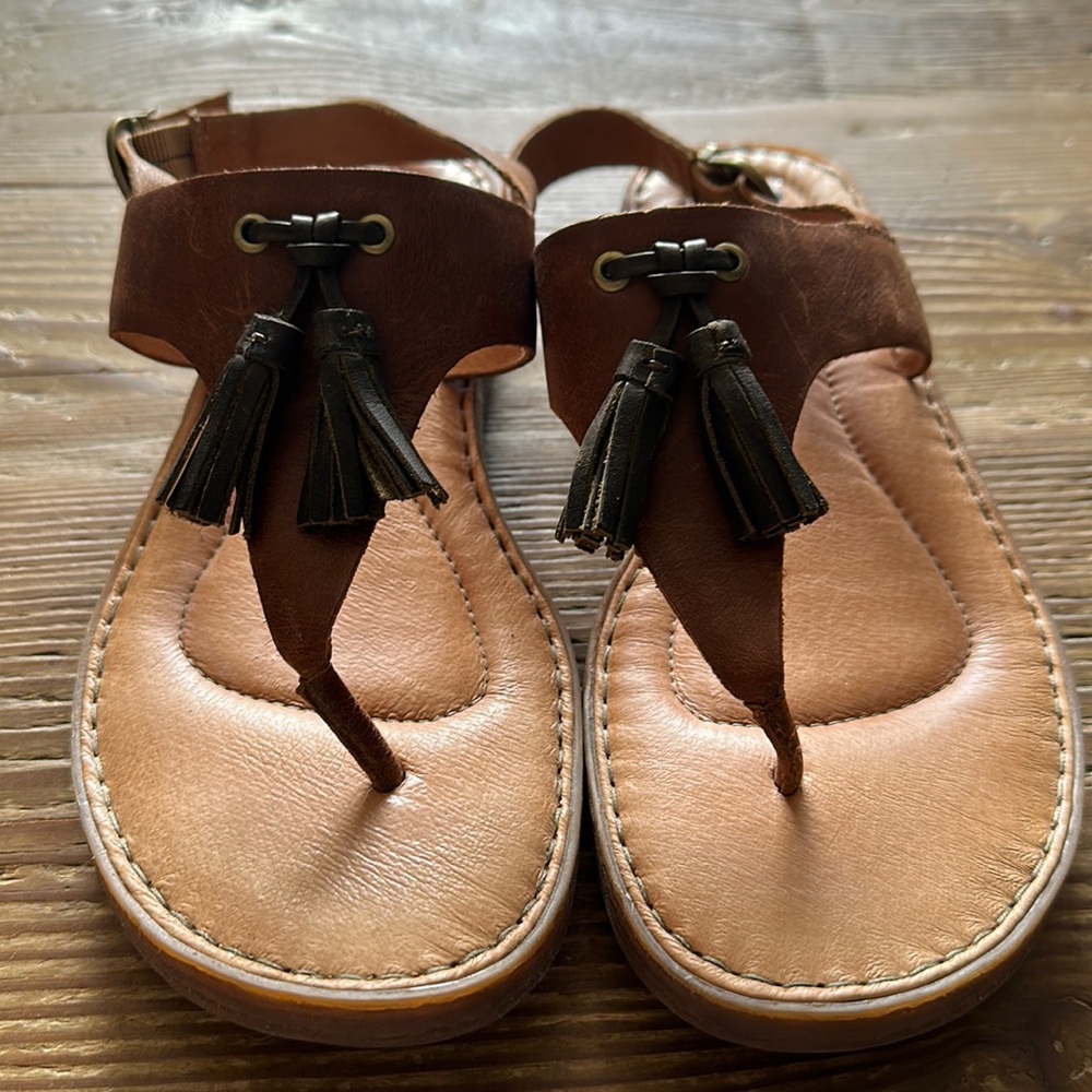 Born women's brown leather flat sandals with straps  size 7 leather tassels